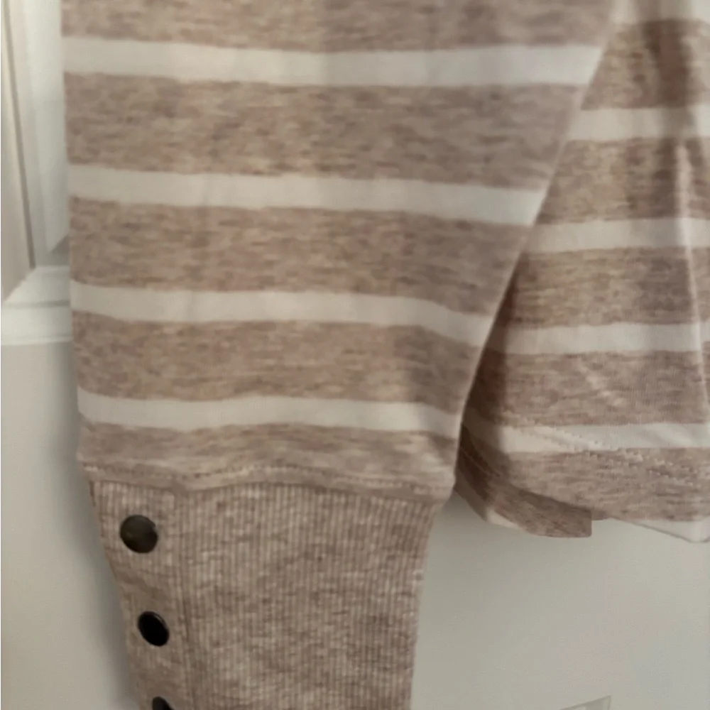 Evereve Peyton Snap Cuff Long Sleeve Tee NWT! - Picture 4 of 5